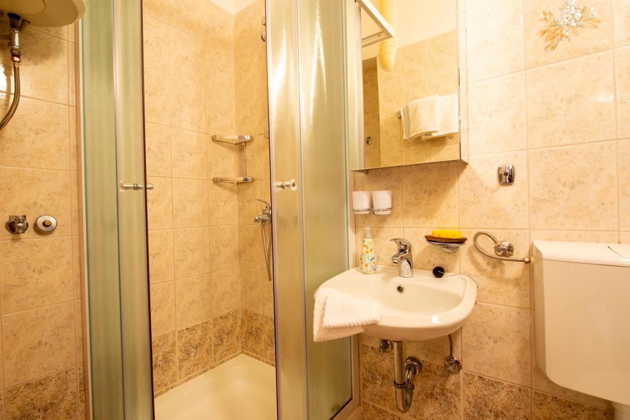 Apartments Ela Novalja Ngoại thất bức ảnh