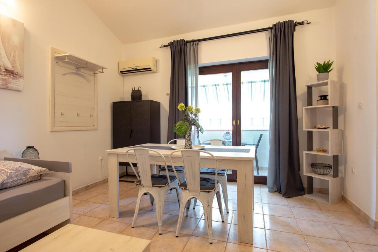 Apartments Ela Novalja Ngoại thất bức ảnh